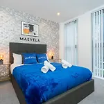 Maevela Apartments - Luxury Broad St Apartment - 2 Bed, 2 Bath - City Centre/Cube/Mailbox - With Underground Parking ✓- L Shape Sofa, Large 50 Inch Smart Tv With Free Netflix & Wifi